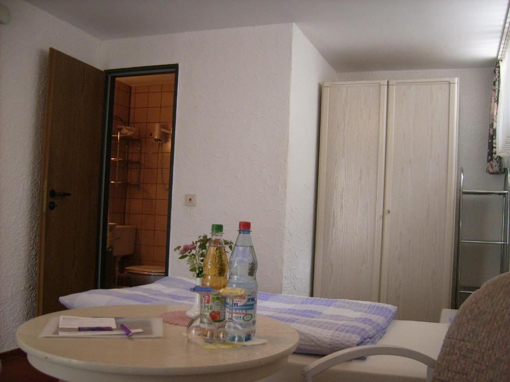 Gaestehaus Hochrhoenblick Schönau an der Brend Chambre photo