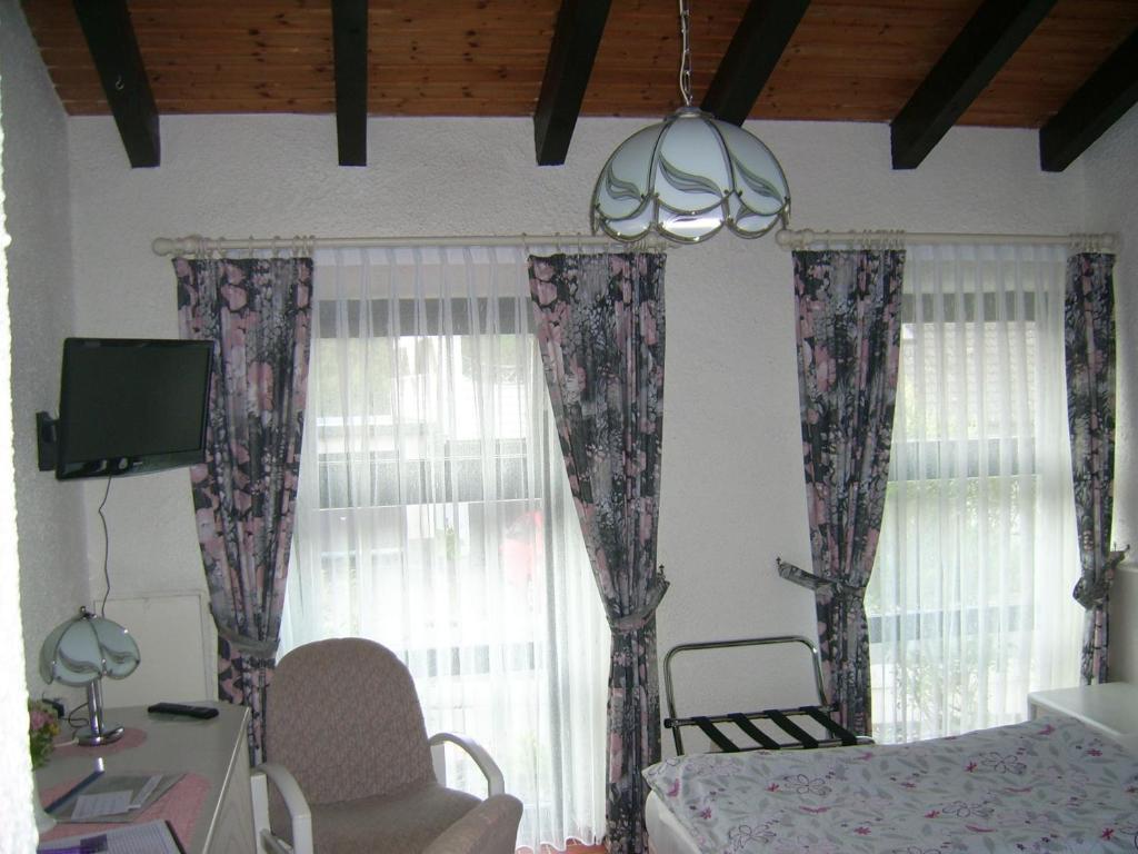 Gaestehaus Hochrhoenblick Schönau an der Brend Chambre photo